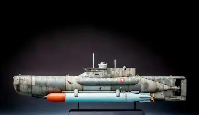 模型故事:二战时期世界上最小的潜艇，诞生于德国，却退役于法国