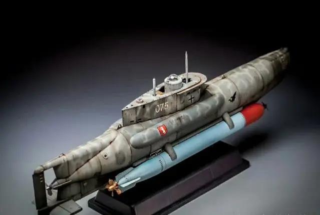 模型故事:二战时期世界上最小的潜艇，诞生于德国，却退役于法国