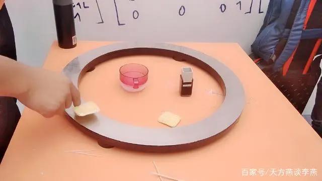 知乎在今年盐Club里开了个市集专门贩卖不可思议