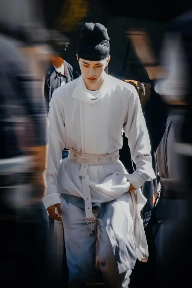 《风起洛阳》芸生万象阵容海报公开神机少年百里弘毅手持竹简解谜局破疑团