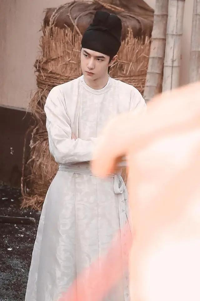 《风起洛阳》芸生万象阵容海报公开神机少年百里弘毅手持竹简解谜局破疑团