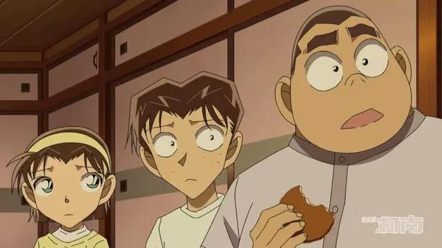 名柯1072话更新，柯南再现踢球名场面，“三小只”又引发漫迷争议