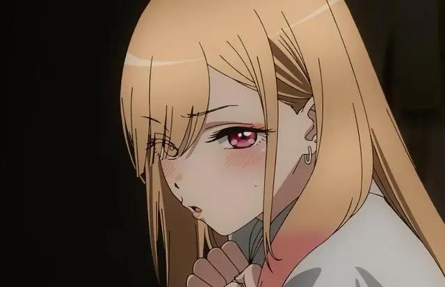 更衣画面哪家强？《明日酱的水手服》VS《更衣人偶坠入爱河》