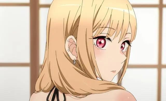 更衣画面哪家强？《明日酱的水手服》VS《更衣人偶坠入爱河》