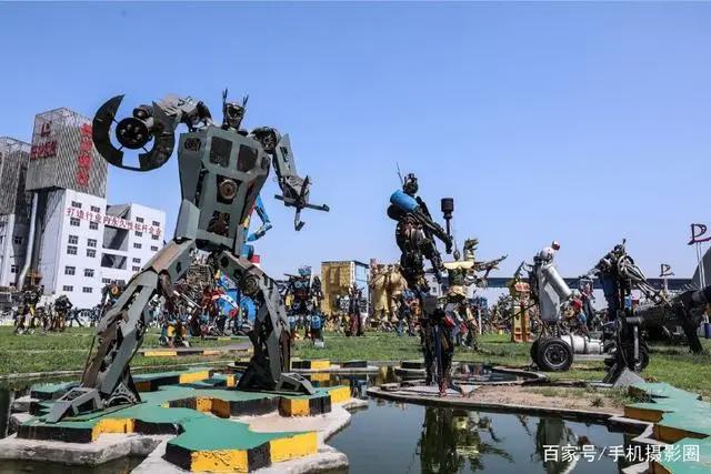 近百具“山寨金刚”出现在钢铁厂内，有些竟然能上房顶