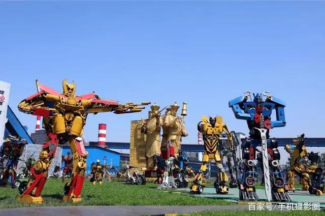 近百具“山寨金刚”出现在钢铁厂内，有些竟然能上房顶