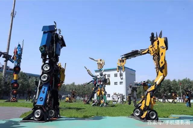 近百具“山寨金刚”出现在钢铁厂内，有些竟然能上房顶