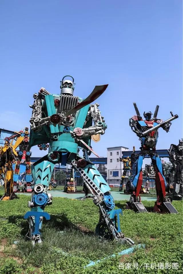 近百具“山寨金刚”出现在钢铁厂内，有些竟然能上房顶