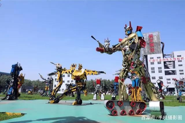 近百具“山寨金刚”出现在钢铁厂内，有些竟然能上房顶