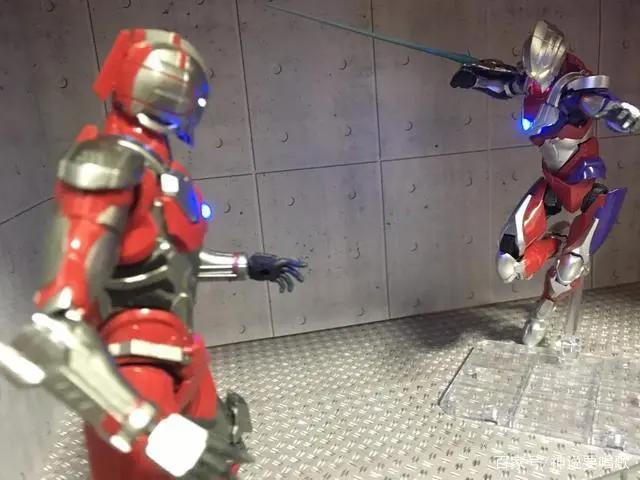 机动迪迦奥特曼素组实物：大战初代钢铁岳父黑暗钢铁迪迦太帅