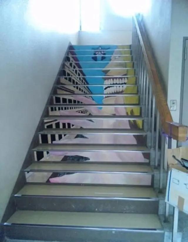 画师们的阶梯动漫涂鸦，只要有彩色笔，哪里都能成为舞台