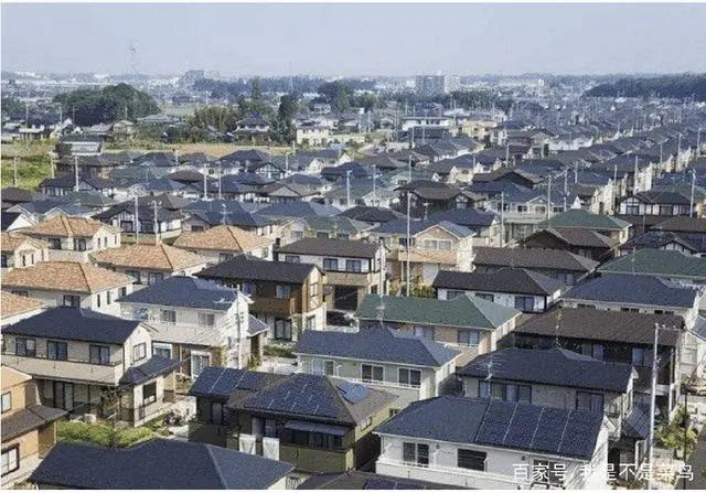 日本动漫里大多的家庭都住别墅，现实中日本有这么多土地资源吗？