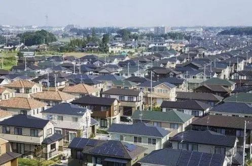 日本的动漫里每家都住别墅，日本人真的那么富裕吗？
