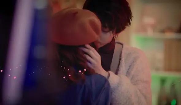 据说漫画很好看，这部脑洞打开的网剧《只好背叛地球了》可期待？