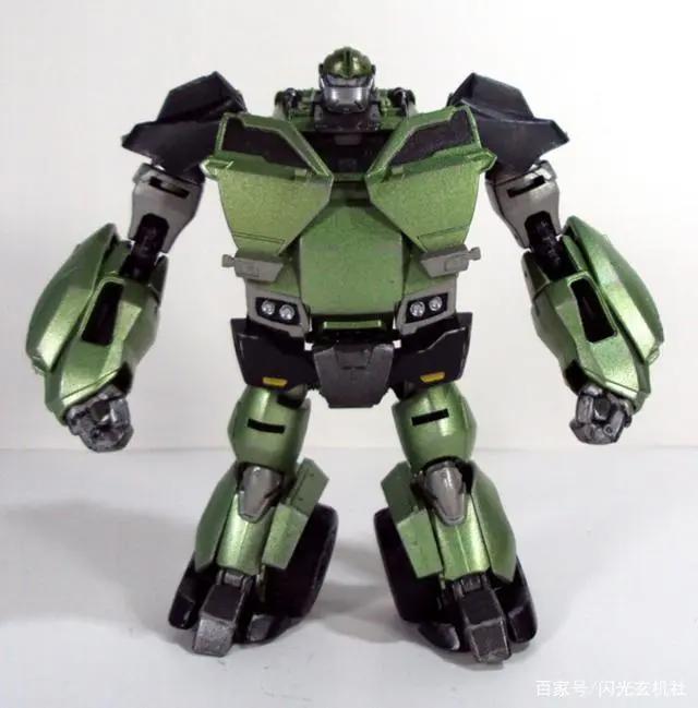 变形金刚动漫人物：《领袖之证》剧情中的强力愣头青-汽车人隔板