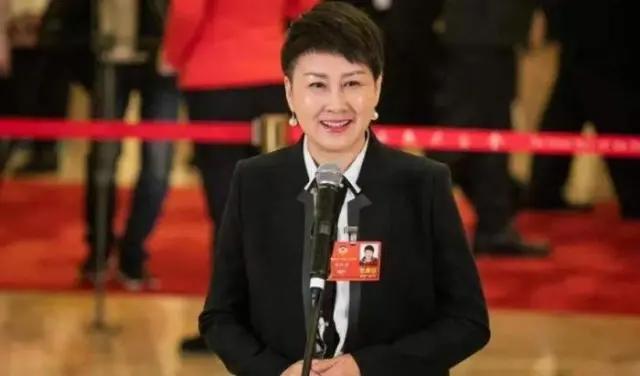 56岁张凯丽晒全家福，富豪老公一脸福相，21岁漂亮女儿是学霸