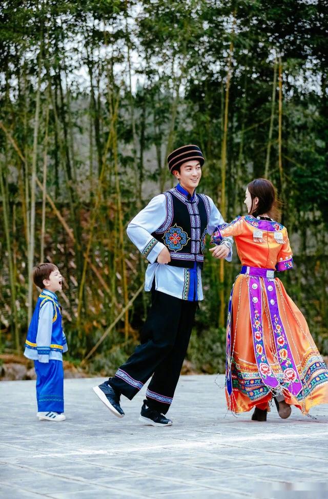 霍思燕晒民族风的全家福，让人大饱眼福！