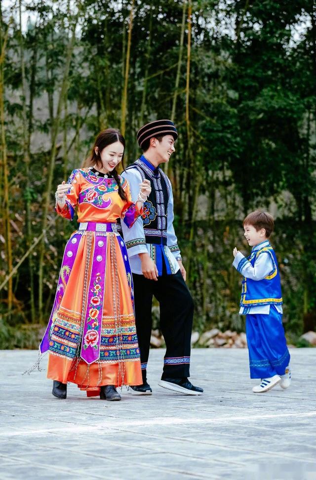 霍思燕晒民族风的全家福，让人大饱眼福！