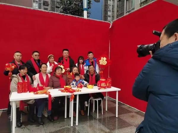 看社区里的年味儿——拍全家福录新年视频社区居民们攒福气迎新年啦！