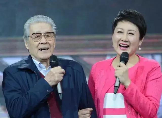 56岁张凯丽晒全家福，富豪老公一脸福相，女儿不仅漂亮还是学霸