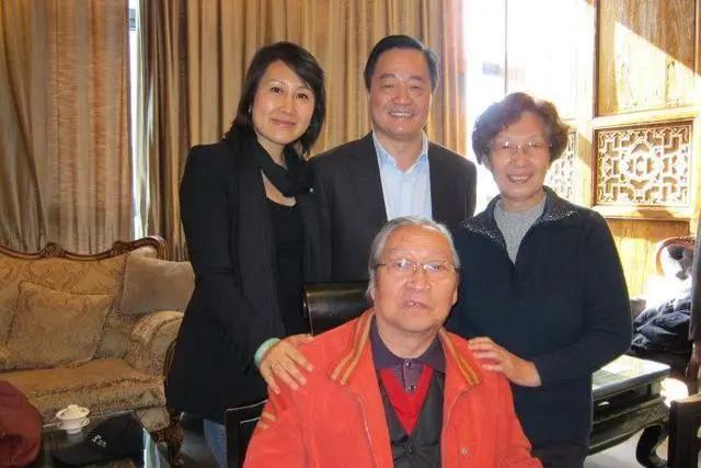 56岁张凯丽晒全家福，富豪老公一脸福相，女儿不仅漂亮还是学霸