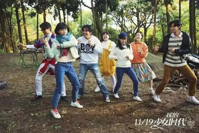 小学生唱《孤勇者》，大学生却在玩老鹰抓小鸡