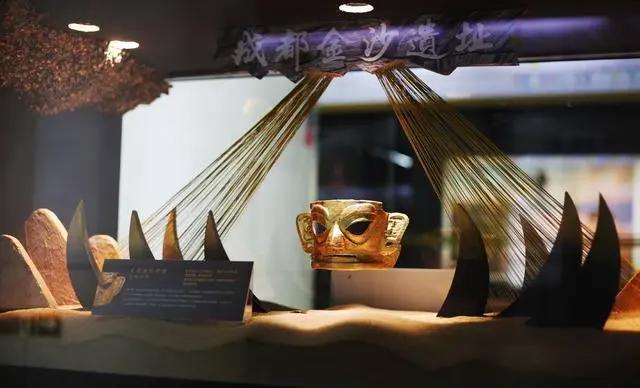 “太阳神鸟”拍了拍北京地铁，上演“古蜀迷你剧场”