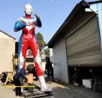 爸爸做5.6米巨型奥特曼为孩子庆生，网友：请批量生产这样的爸爸