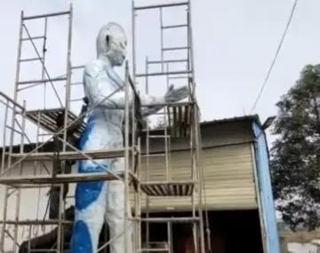 爸爸做5.6米巨型奥特曼为孩子庆生，网友：请批量生产这样的爸爸