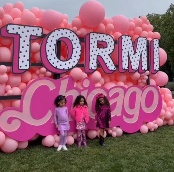 金·卡戴珊4岁女儿开庆生派对，侃爷意外现身笑得灿烂，和岳母聊天