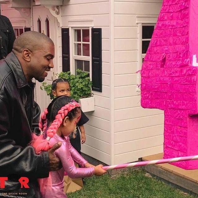 金·卡戴珊4岁女儿开庆生派对，侃爷意外现身笑得灿烂，和岳母聊天