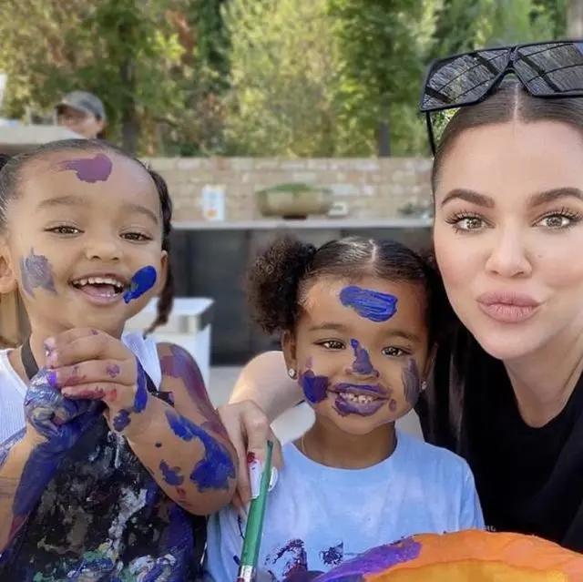 科勒·卡戴珊开南瓜派对，和NBA前男友甜蜜互动，芝加哥给自己涂鸦