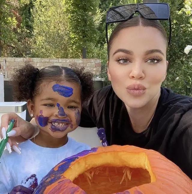 科勒·卡戴珊开南瓜派对，和NBA前男友甜蜜互动，芝加哥给自己涂鸦