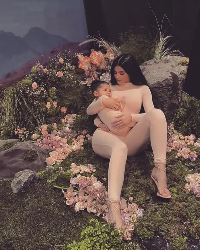 凯莉·詹娜为女儿举办蝴蝶派对，秀曼妙身材，芝加哥胡蝶装抢镜