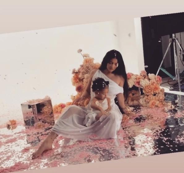 凯莉·詹娜为女儿举办蝴蝶派对，秀曼妙身材，芝加哥胡蝶装抢镜