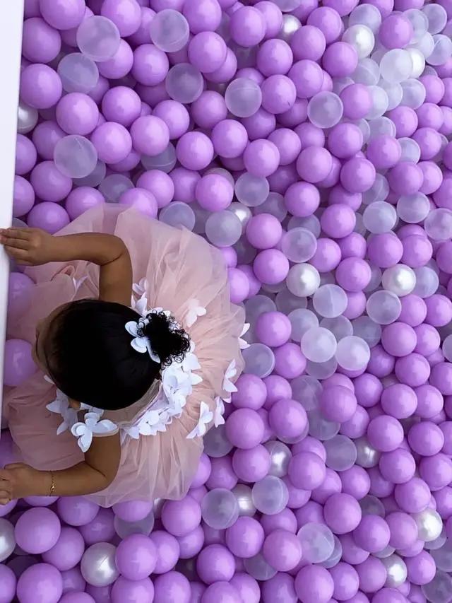 凯莉·詹娜为女儿举办蝴蝶派对，秀曼妙身材，芝加哥胡蝶装抢镜