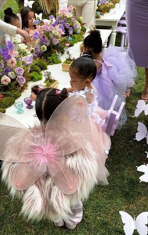 凯莉·詹娜为女儿举办蝴蝶派对，秀曼妙身材，芝加哥胡蝶装抢镜