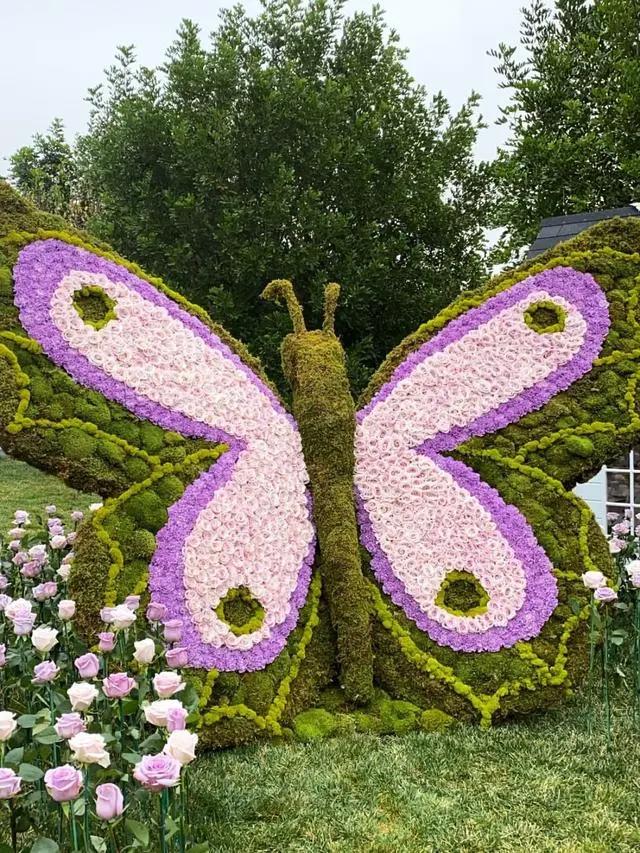 凯莉·詹娜为女儿举办蝴蝶派对，秀曼妙身材，芝加哥胡蝶装抢镜