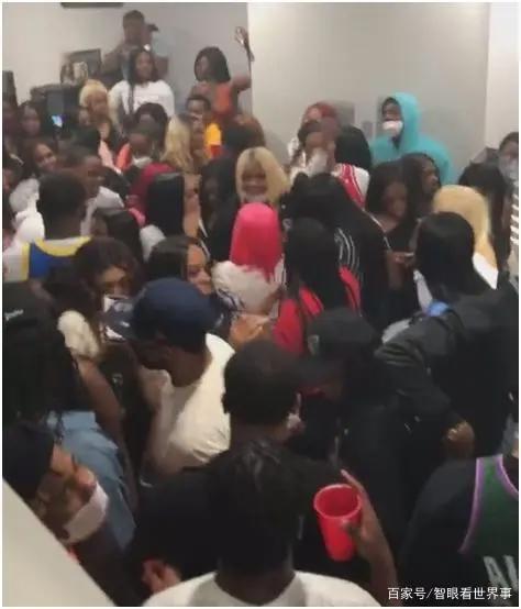 无视居家隔离令芝加哥千人狂欢派对视频流出逼仄房间人头攒动