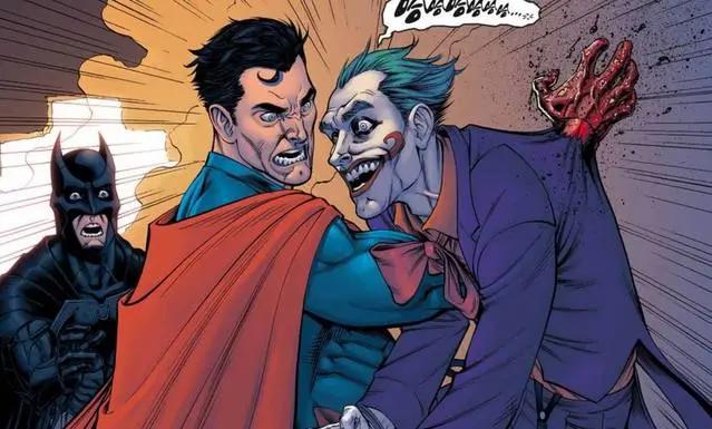 超人黑化打死绿箭侠，打断蝙蝠侠脊柱，却被阿福打晕在地