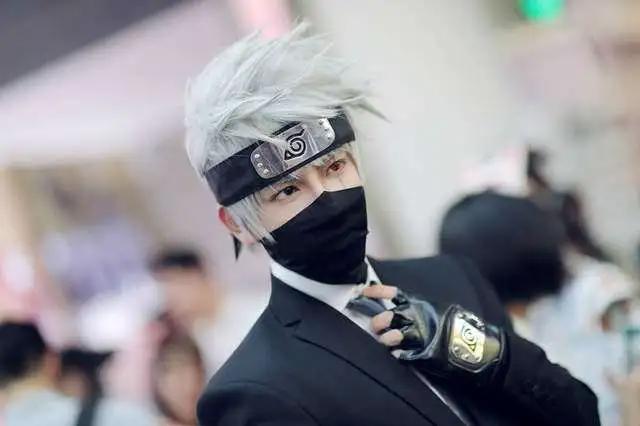 一个人Cosplay《恋与制作人》四位男主角，真的是迷死人了