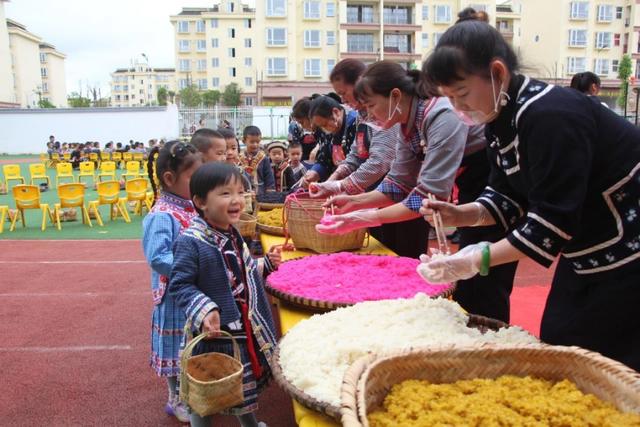 跳布依舞蹈、制作花米饭、吃红鸡蛋，今天这个幼儿园超级热闹！