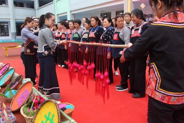 跳布依舞蹈、制作花米饭、吃红鸡蛋，今天这个幼儿园超级热闹！