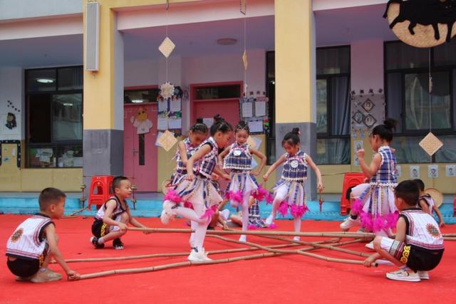 跳布依舞蹈、制作花米饭、吃红鸡蛋，今天这个幼儿园超级热闹！