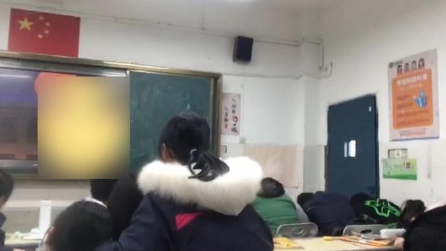 教室投影仪看棍勇，上课还用手机观看，女同学也抓住了未来？