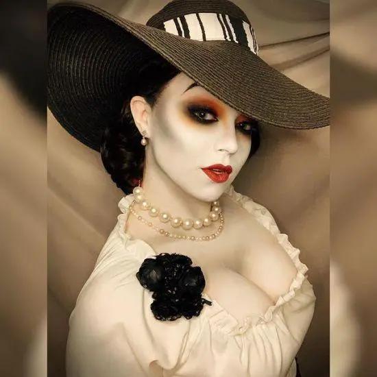 美女cos《生化危机8》吸血鬼贵妇这身姿爱了爱了