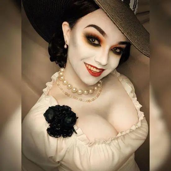 美女cos《生化危机8》吸血鬼贵妇这身姿爱了爱了