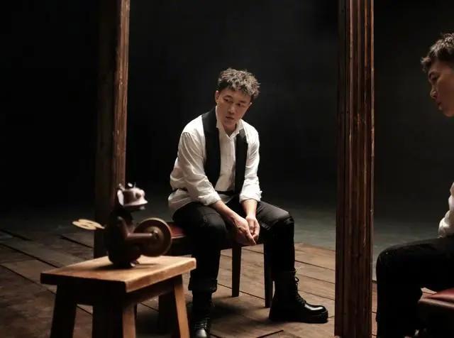 陈奕迅献唱《英雄联盟》动画剧集中文主题曲《孤勇者》