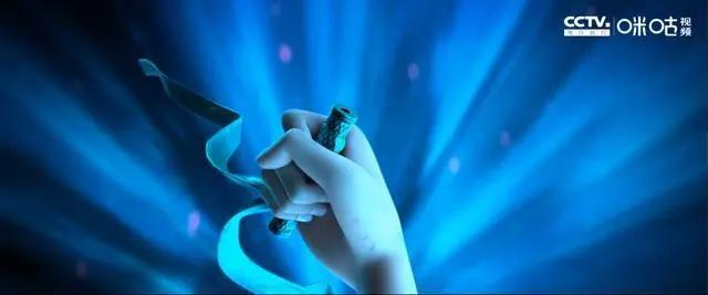 白蛇第二部《青蛇·劫起》，传达出与现在躺平格格不入的执念精神