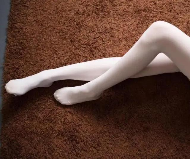 动漫女主丝袜的穿法都多独特？三次元想不到做不成